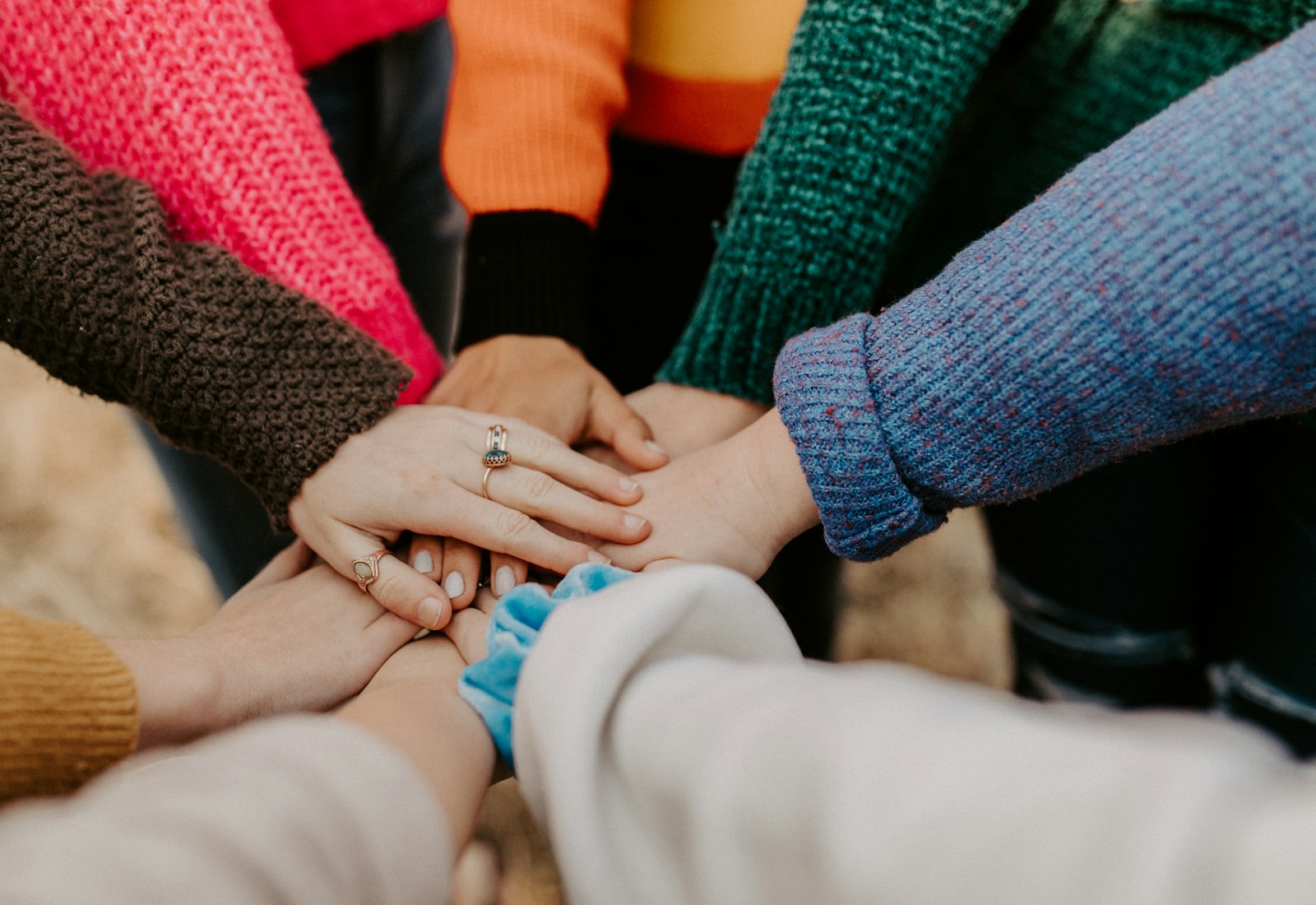 Mani unite in segno di solidarietà